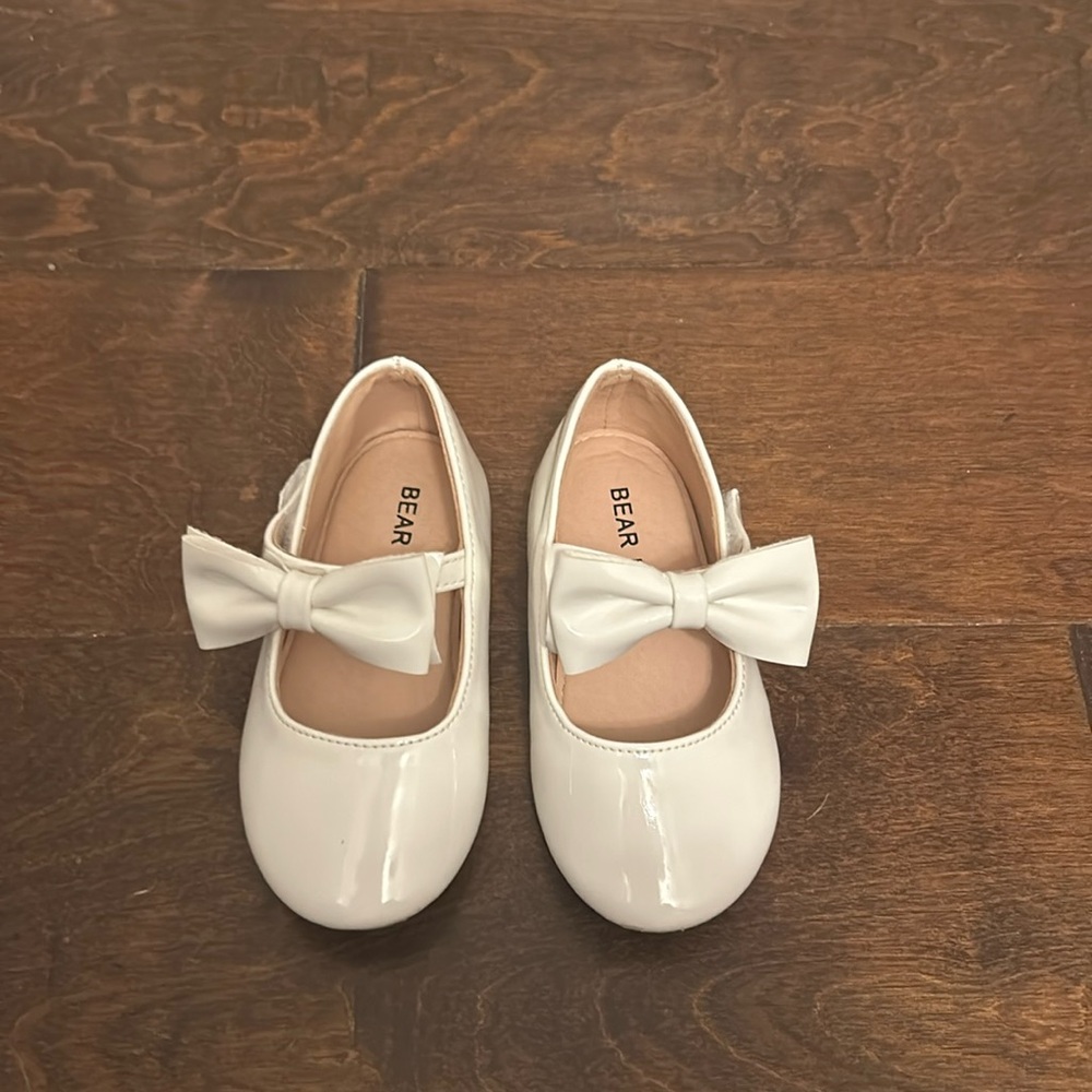 Shiny white dress shoes with bow on velcro snap - Bear Mall size baby/toddler 6